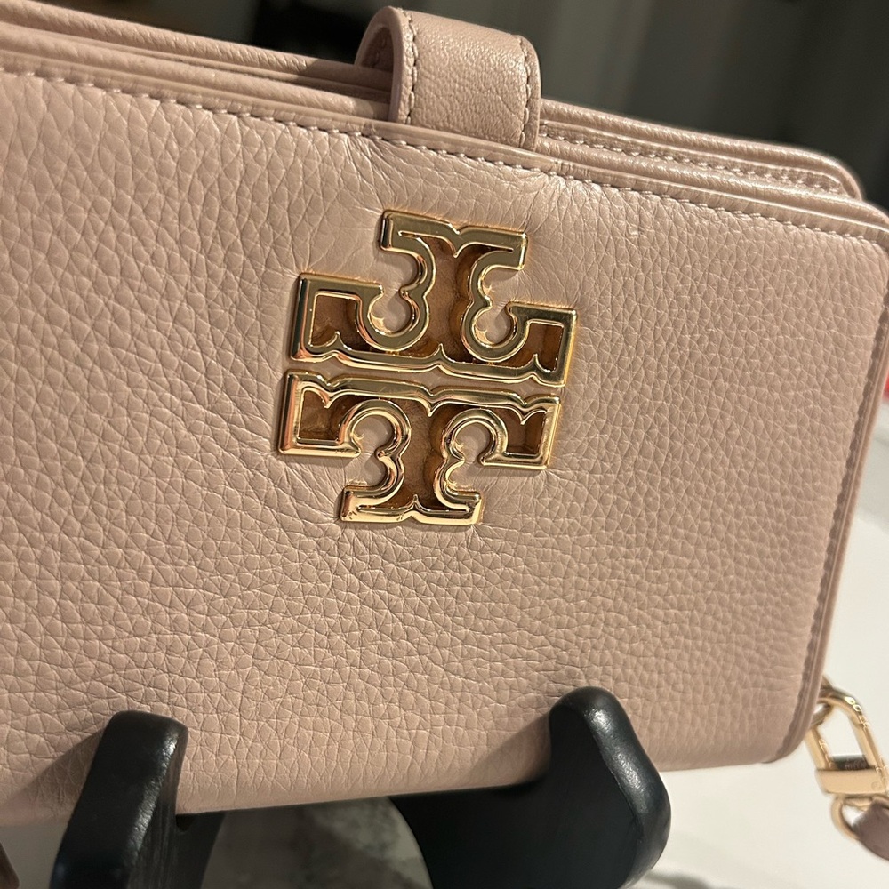 ••EUC Tory Burch Beige Smartphone Pebbled Leather Wallet Gold Tone Hardware - Picture 4 of 9